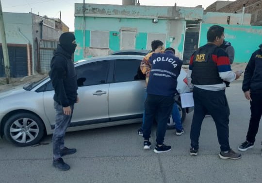 Robó tarjetas de crédito del interior de un vehículo y las usaba para hacer compras