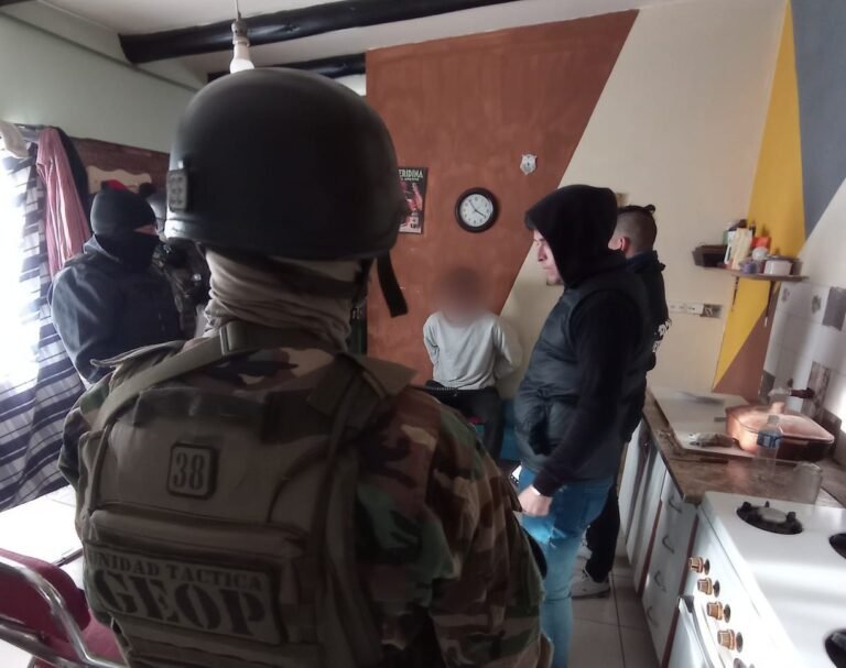 Detuvieron a uno de los delincuentes que torturó a un abuelo, lo encerró en el baño y le robó