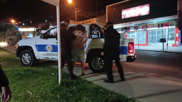 Joven buscaba pelea en una garita de colectivos y terminó detenido