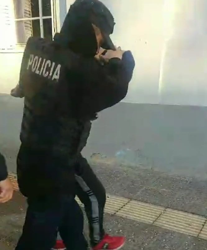En estado de ebriedad intentaba abrir vehículos estacionados
