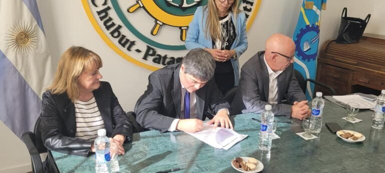 Provincia firmó el contrato para la obra de dragado en el Puerto 