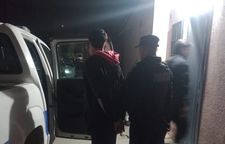 Lo golpearon y lo amenazaron con un arma para robarle su celular y cigarrillos