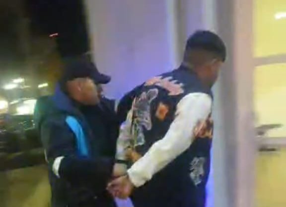 Quería irse del restaurante sin pagar la cuenta y fue detenido
