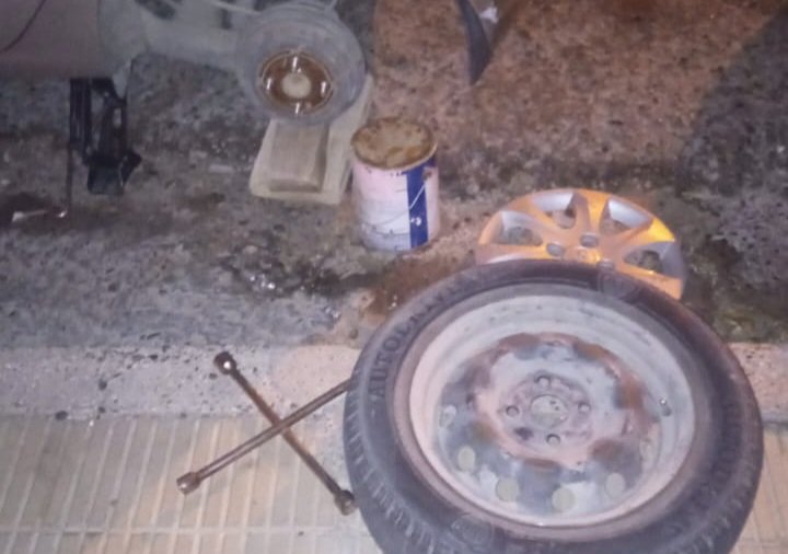 Lo atraparon robando una cubierta en la calle Alem