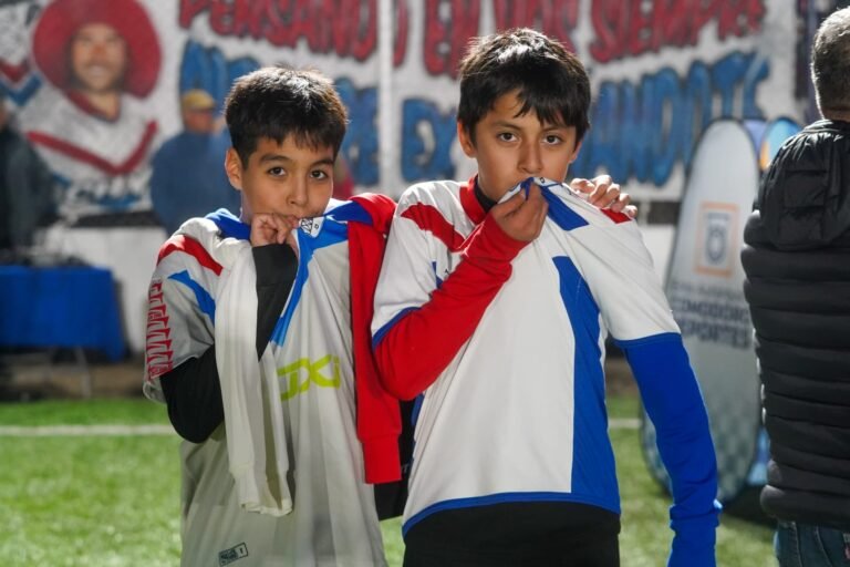 El club Argentinos Diadema inauguró su cancha de césped sintético