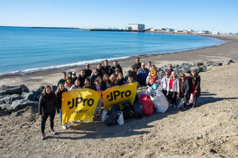 La Juventud Pro celebra el Día de la Tierra con limpiezas masivas de playas chubutenses