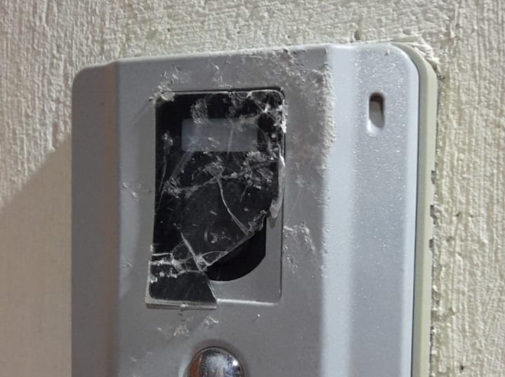 Pateó una puerta, rompió un portero eléctrico y fue detenido