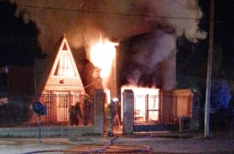 Dormía, se le incendió la casa y logró salir con su hija