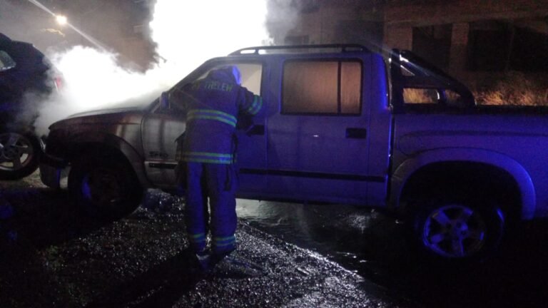 Una camioneta circulaba prendida fuego y sin conductor