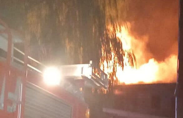Se incendió una estructura y las pérdidas fueron totales