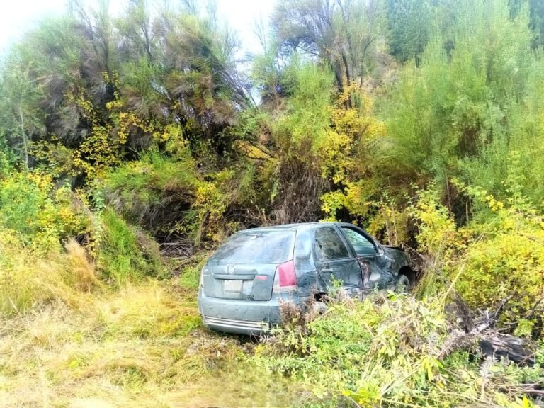 Un hombre sufrió la fractura de una rodilla tras un despiste vehicular