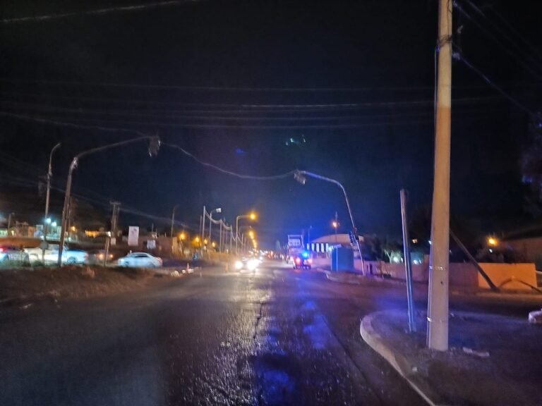 Un camión provocó daños al pasar por un semáforo afectando el tendido eléctrico y la fibra óptica