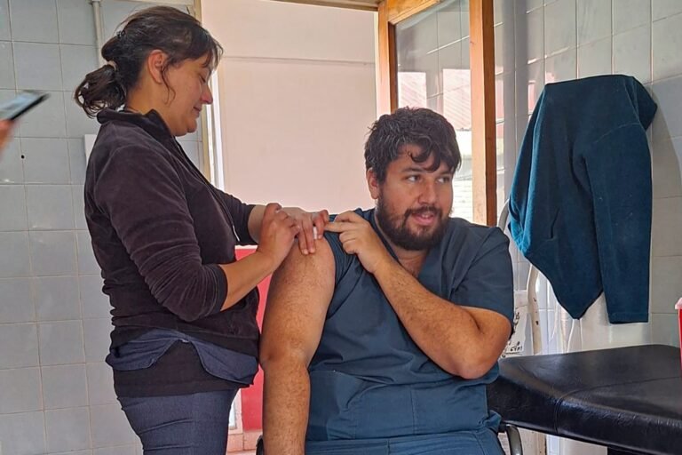 La campaña de vacunación domiciliaria continuó con los veteranos de guerra y trabajadores de la escombrera