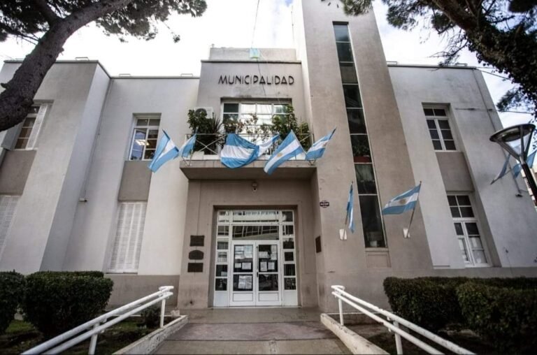 Acuerdan incremento salarial y bonos para empleados municipales