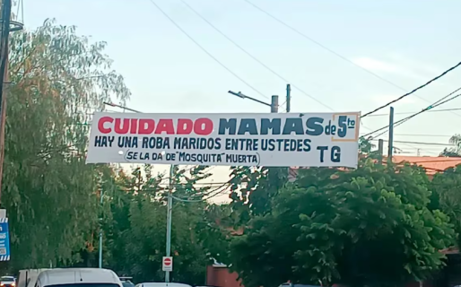 “Cuidado mamás, hay una roba maridos”: el pasacalles que apareció colgado en un colegio