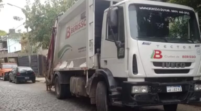 Un conductor de un camión de basura atropelló a su compañero durante una recorrida