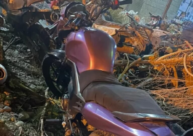 No quería mostrar los papeles de la moto, forcejeó con la policía y terminó detenido