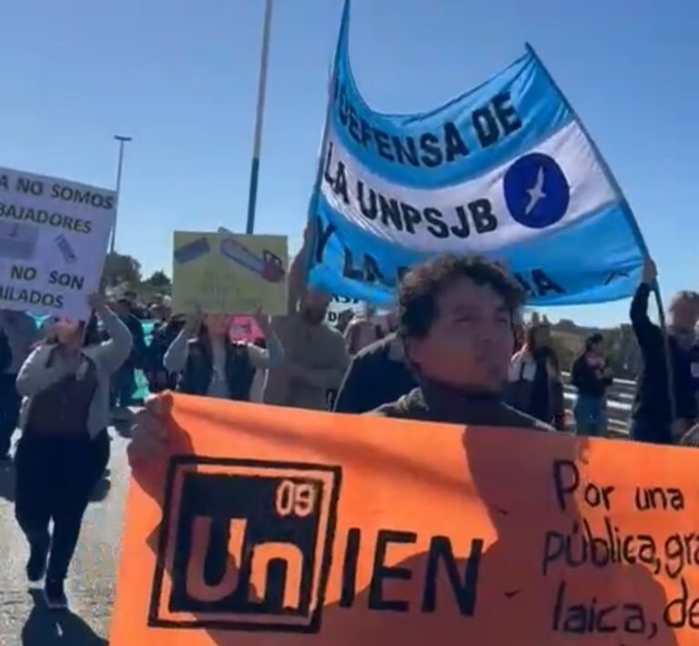 Estudiantes de la UNPSJB se manifiestan en repudio al ajuste de Nación