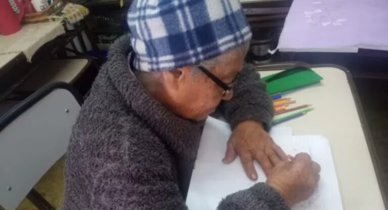 Trabajó toda la vida en el campo y empezó la escuela a los 89 años: “Me decían analfabeta y me dolía”