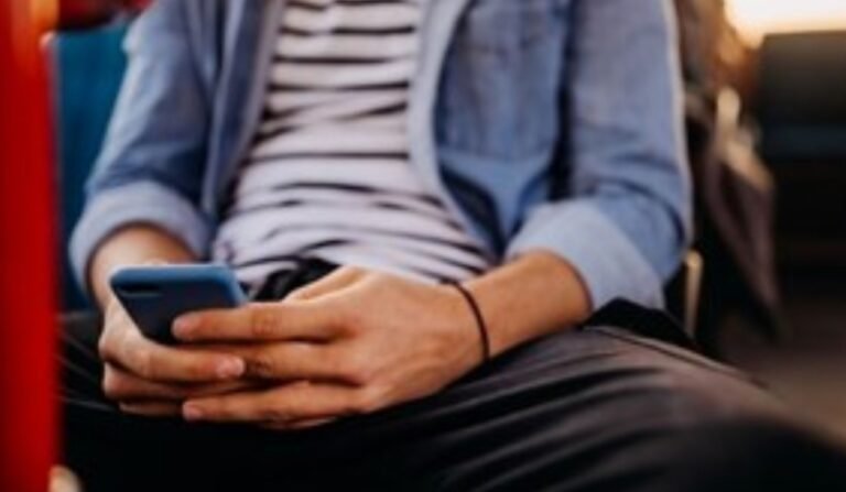 Denunciaron un grupo de WhatsApp que comparte fotos y videos sexuales de mujeres