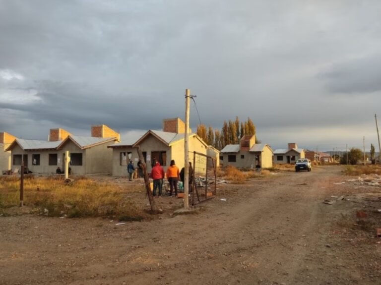 Familias tomaron viviendas del IPV