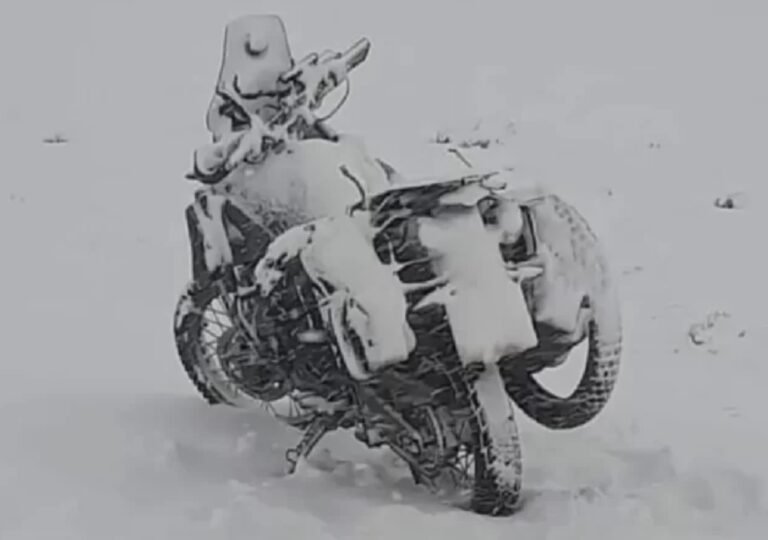 Rescataron a un motociclista atrapado por la nieve