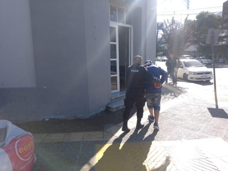 Caminaba por el centro de Comodoro con un cuchillo