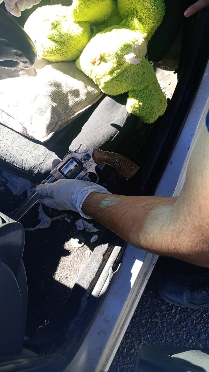 Secuestraron un arma de fuego que tenía un hombre en su vehículo