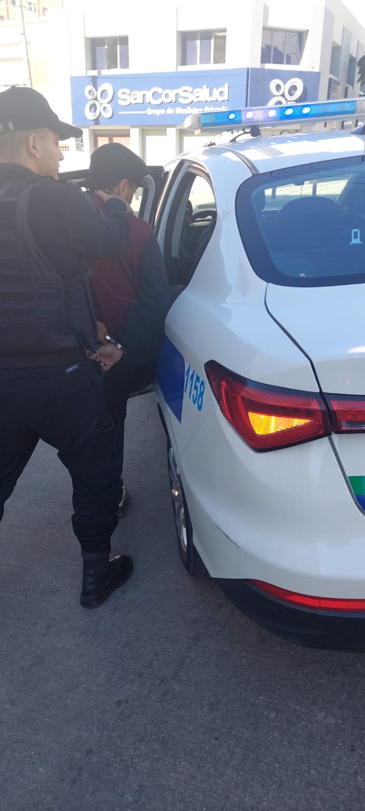 Quiso abrir vehículos estacionados, intentó pelear con la policía pero fue detenido