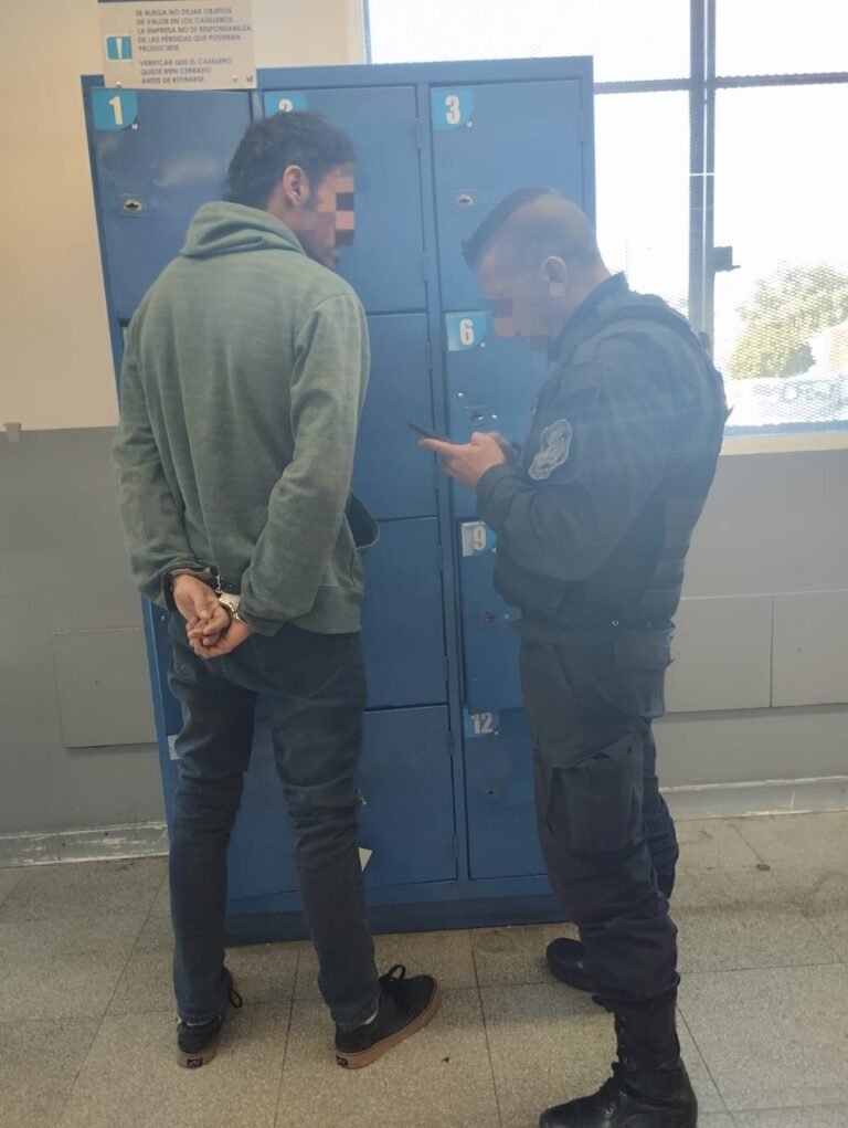 Quiso llevarse una botella de whisky sin pagar pero fue detenido