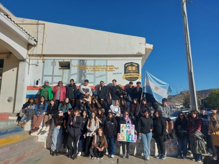 Por el aniversario de la Escuela “María Elena Walsh” estudiantes y docentes realizaron una caminata
