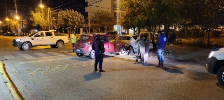 Un conductor alcoholizado chocó contra un vehículo estacionado