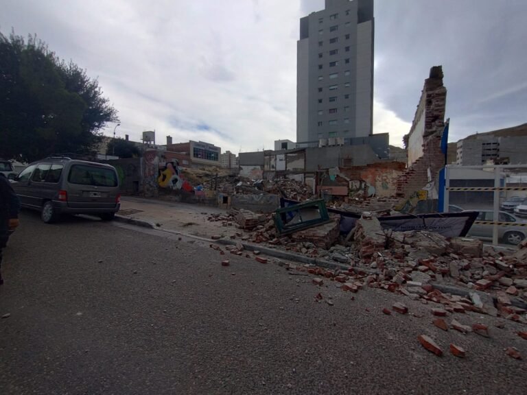 Se derrumbó un paredón en pleno centro