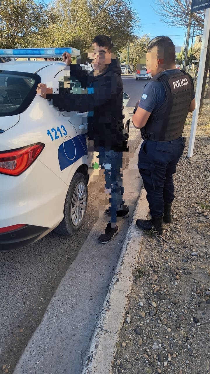 Tenía pedido de captura e intentaba abrir vehículos estacionados: Fue detenido