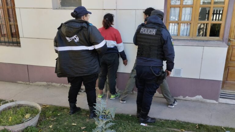 Quisieron escapar de la policía y se escondieron en una vivienda: fueron detenidos