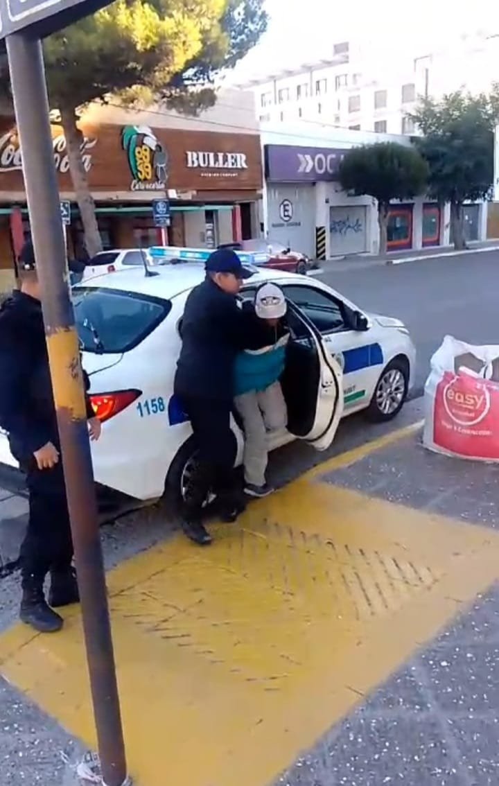 Intentó robar vehículos, la policía lo detuvo y los invitó a pelear: fue detenido