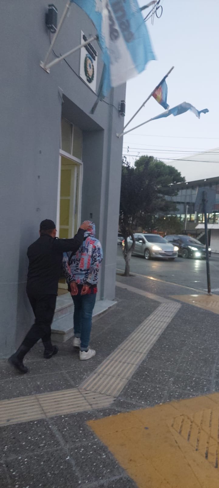 Orinaba en la vía pública, insultó a los policías y fue detenido