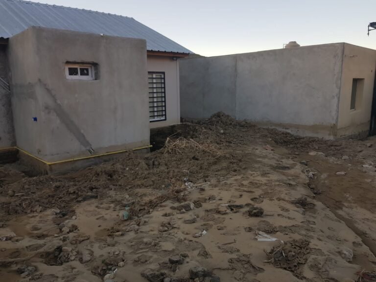 Por una rotura en el acueducto, se inundaron 12 casas en Laprida