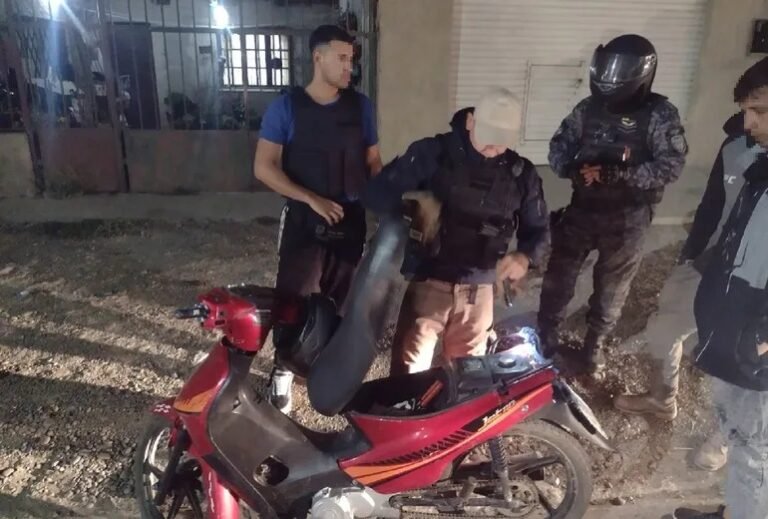 Circulaba en una moto dada de baja y sin documentación