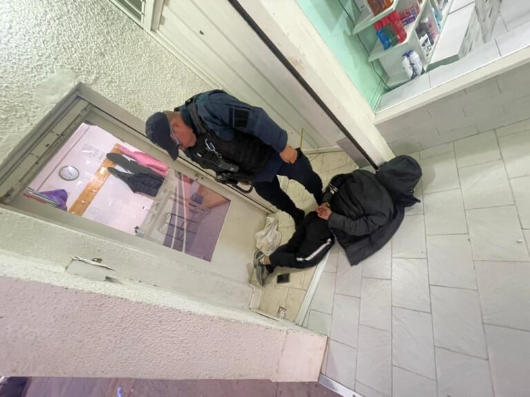 Entró en una escuela de danza y le robó el celular a una alumna