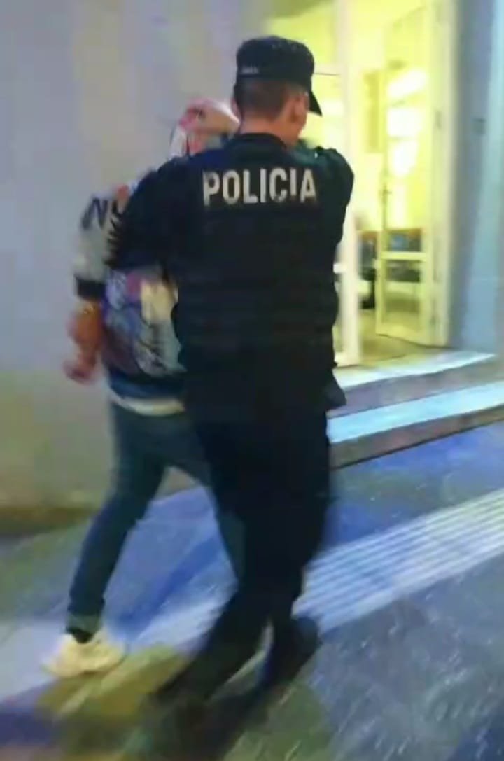 Robó un celular, quiso escapar a bordo de un colectivo pero fue detenido