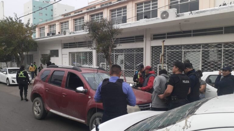 Tres personas fueron detenidas tras robar cubiertas en el centro de Comodoro