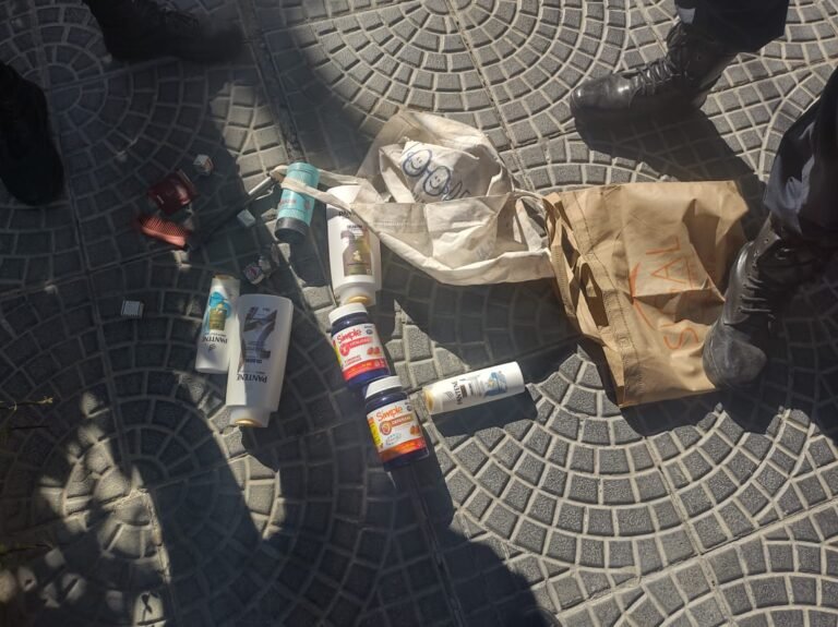 Robaron vitaminas, shampoo y acondicionador de una farmacia pero fueron detenidos