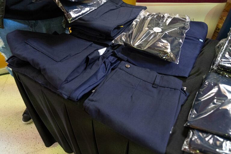 Entregaron ropa de trabajo a personal de las cuadrillas que realizan tareas de mantenimiento