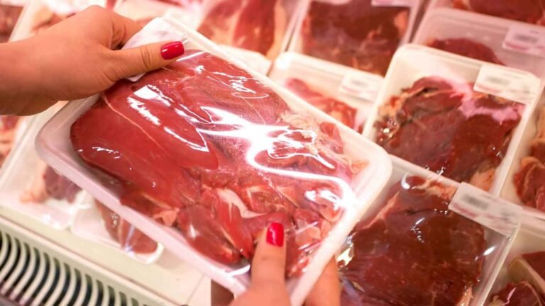 Dos nenas demoradas por intentar robar cortes de carne de un supermercado