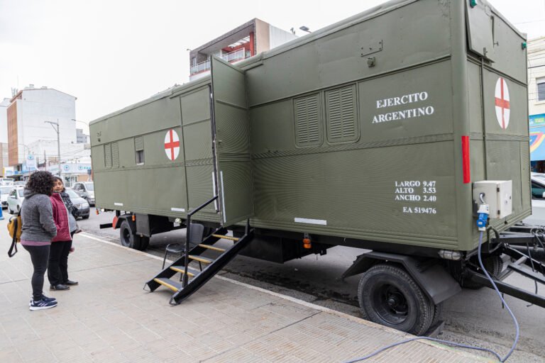 Salud fortalece la vacunación con el tráiler del Ejército en el Centro
