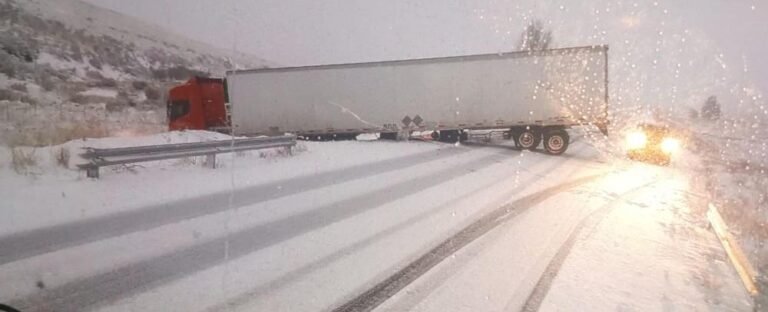 Despiste: un camión perdió el control sobre la Ruta 40 por la presencia de nieve