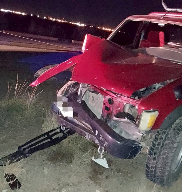Perdió el control del auto y chocó contra un poste de luz