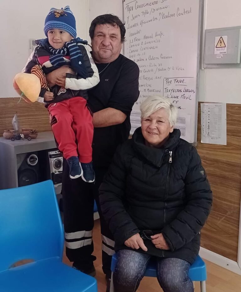 Un empleado de tránsito le salvó la vida a un nene que se ahogó con una llave