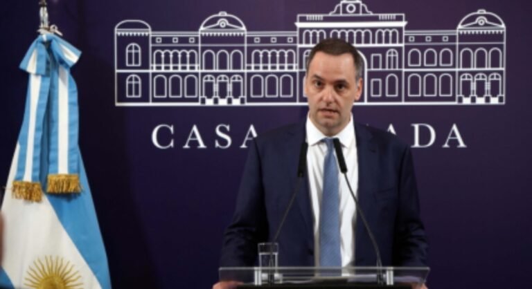 Ley Bases: Adorni reconoció que hubo «errores de tipeo» en el texto que aprobó Diputados